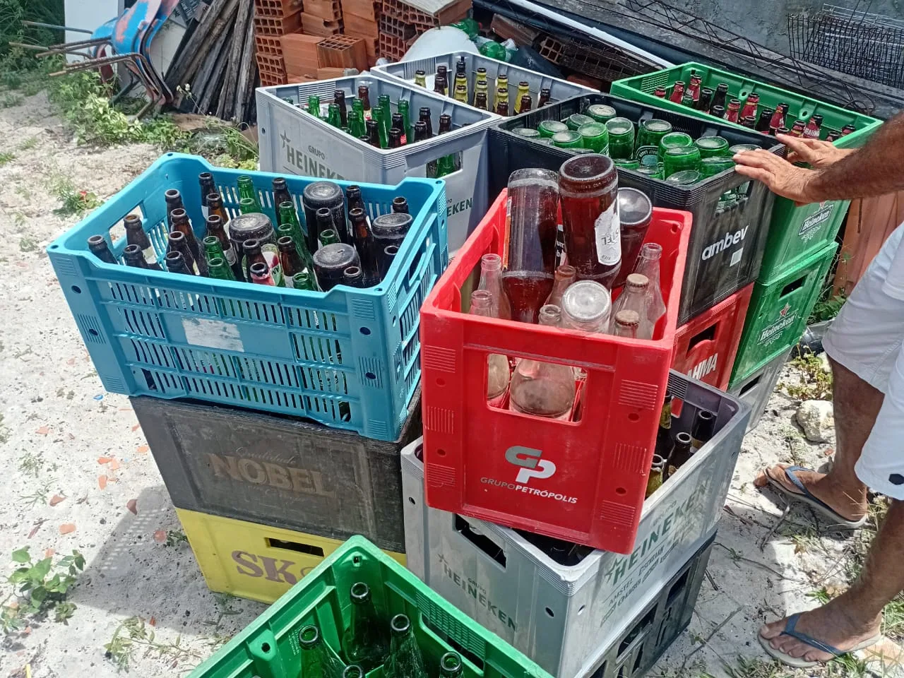 Foto 1 de 20 Caixas com Cascos de Cerveja 600ml
